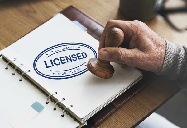 What are the steps for obtaining a pharmaceutical wholesaler license in the UK?